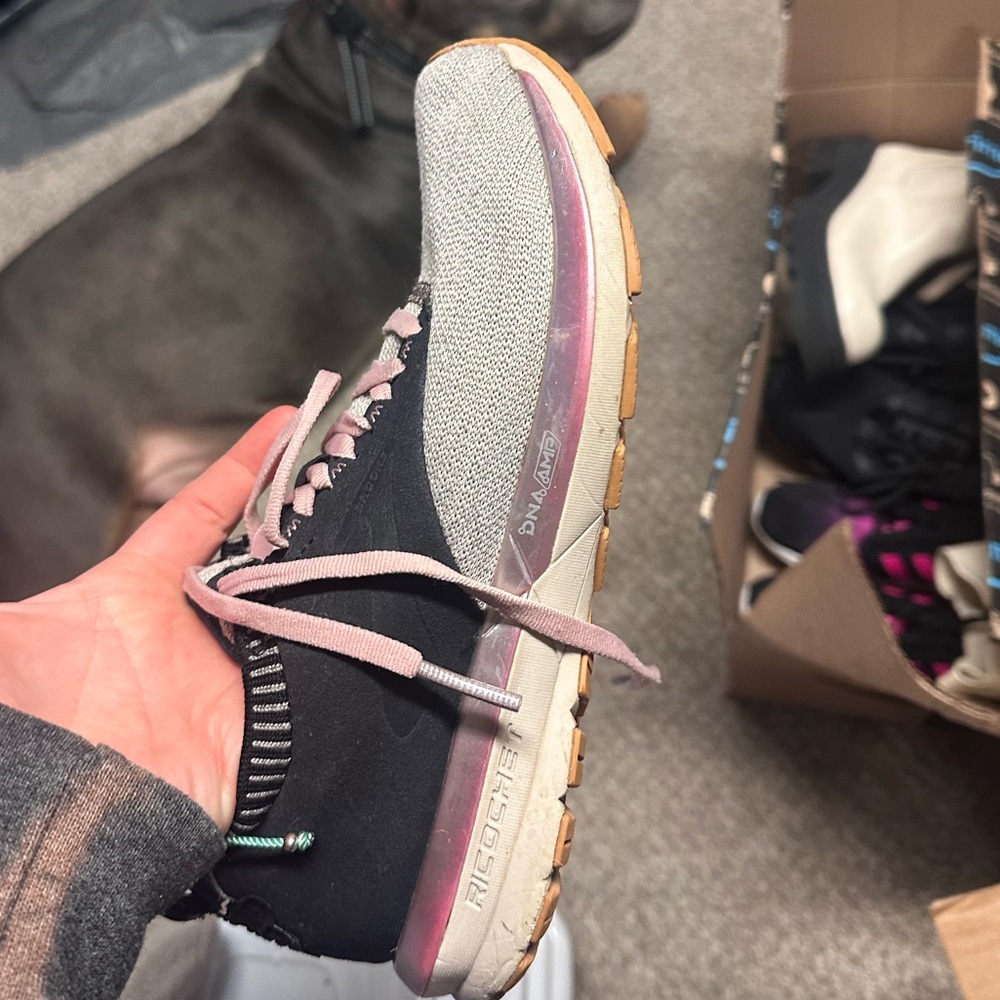 BROOKS size 6
